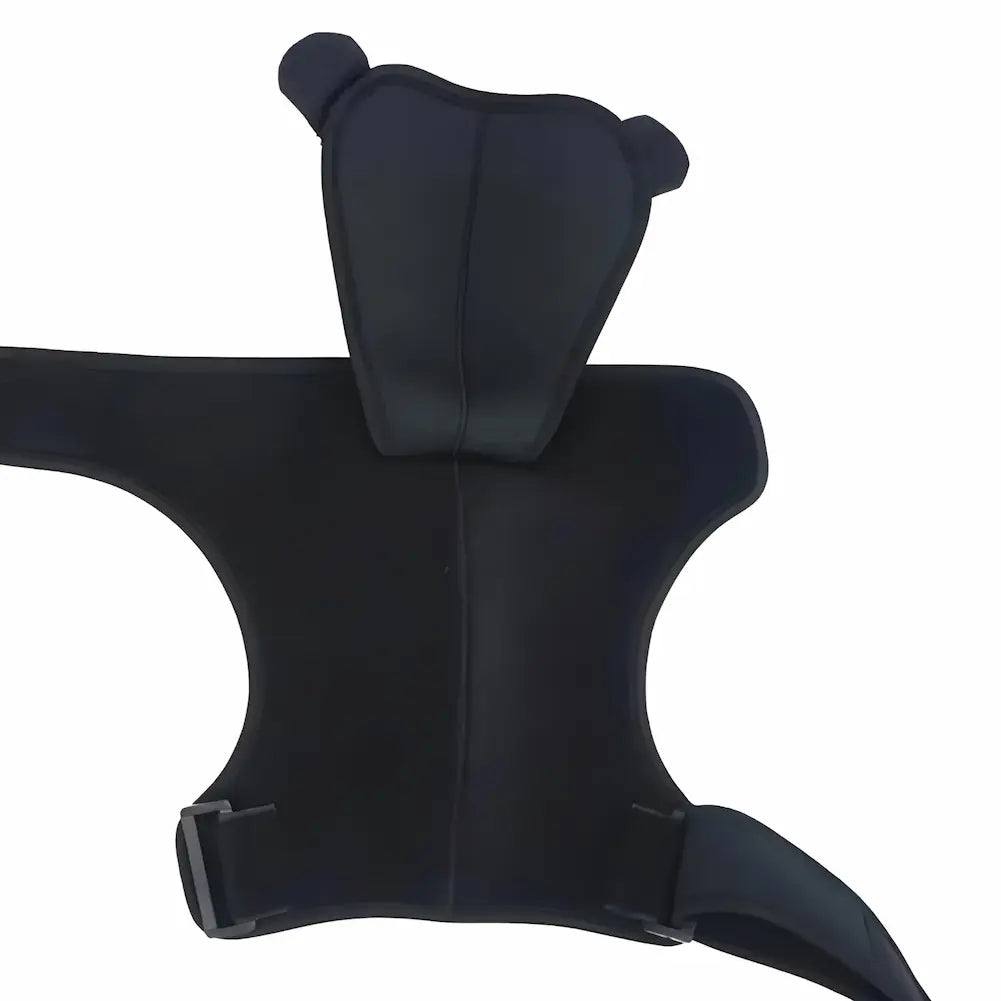 A imagem mostra um suporte ortopédico preto para ombro, visto de trás. O design possui uma peça acolchoada central que cobre a parte superior das costas e duas tiras que se prendem na frente para ajuste. O material parece ser acolchoado e resistente, proporcionando suporte e conforto ao ombro.